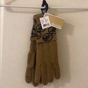 Michael Kors knit gloves